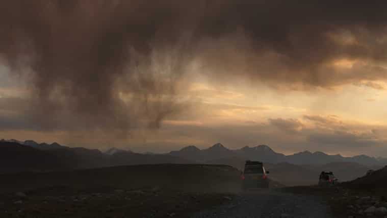 Range Rover vehicles driving through a desert